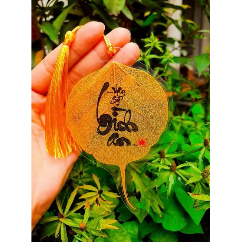 {Tặng Mèo Thần Tài} Lá Bồ Đề Chữ Thư Pháp Nhũ Vàng Để Ốp Lưng Điện Thoại, Treo Phòng, Trang Trí