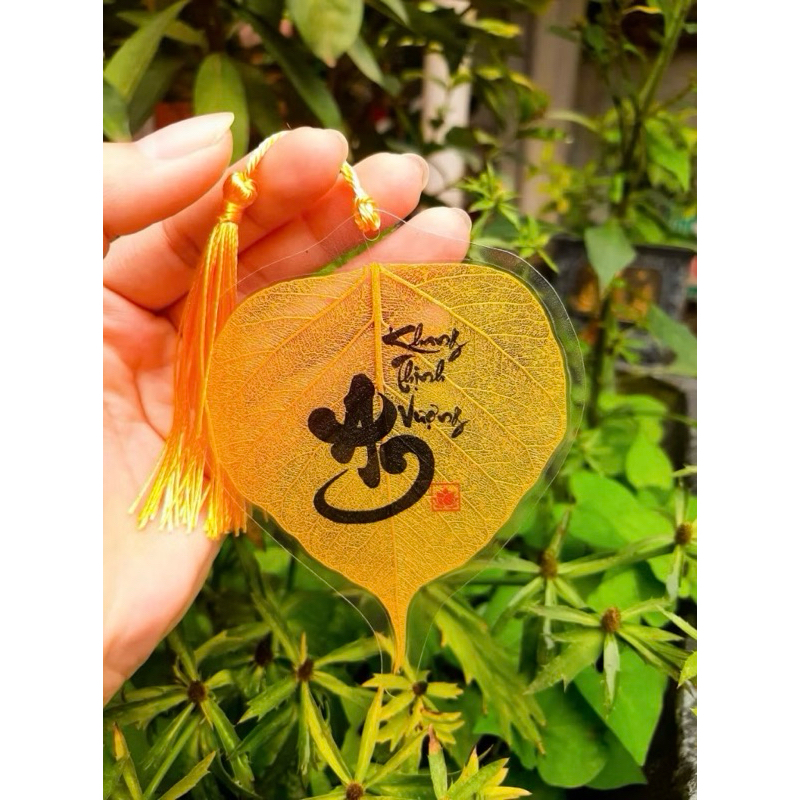 {Tặng Mèo Thần Tài} Lá Bồ Đề Chữ Thư Pháp Nhũ Vàng Để Ốp Lưng Điện Thoại, Treo Phòng, Trang Trí