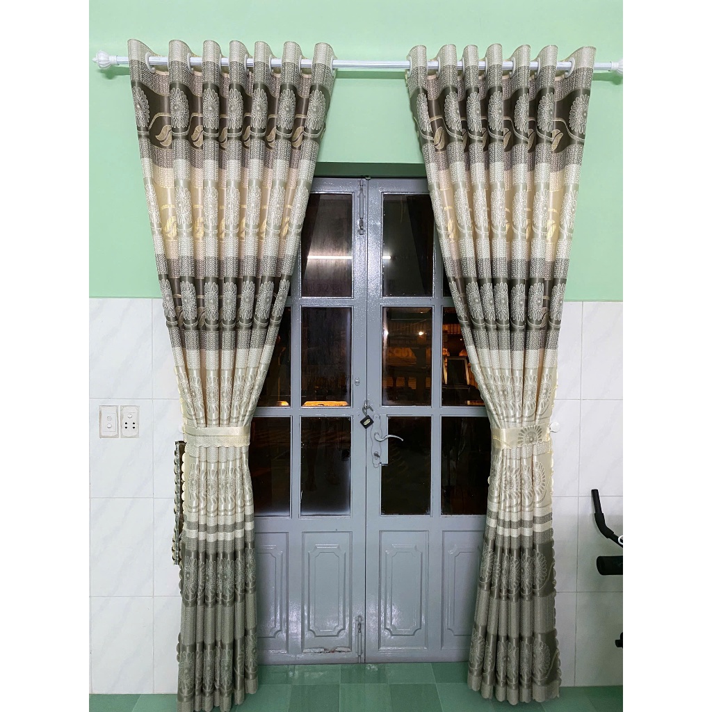 1 TẤM GẤM HOA VĂN MÀU XÁM PHỐI NỀN KEM VÀNG CHƯA CÓ CÂY TREO - TREO 1 TẤM MUA 1 TẤM _TREO 2 TẤM MUA 2 TẤM RÈM CỬA VIỆT H