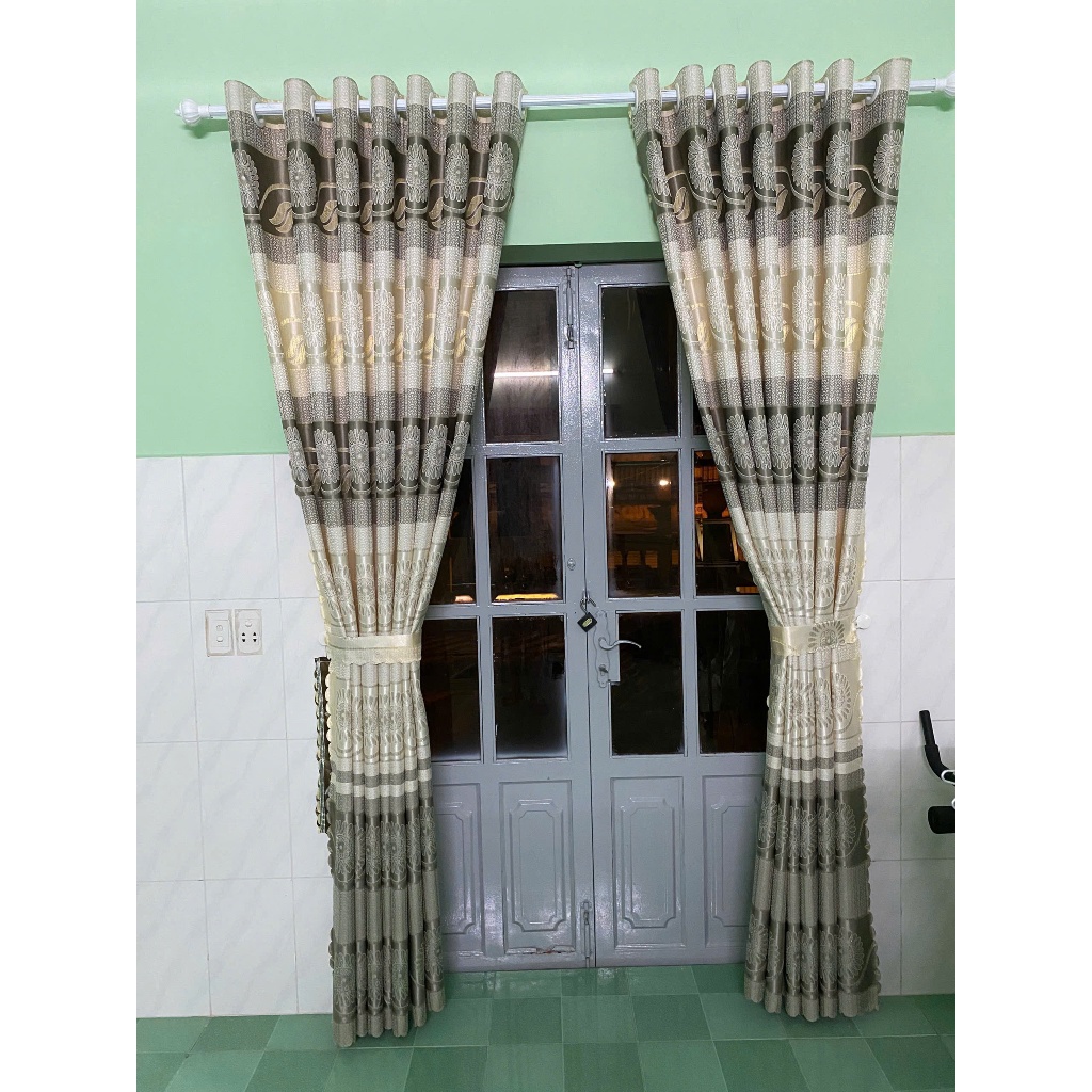 1 TẤM GẤM HOA VĂN MÀU XÁM PHỐI NỀN KEM VÀNG CHƯA CÓ CÂY TREO - TREO 1 TẤM MUA 1 TẤM _TREO 2 TẤM MUA 2 TẤM RÈM CỬA VIỆT H