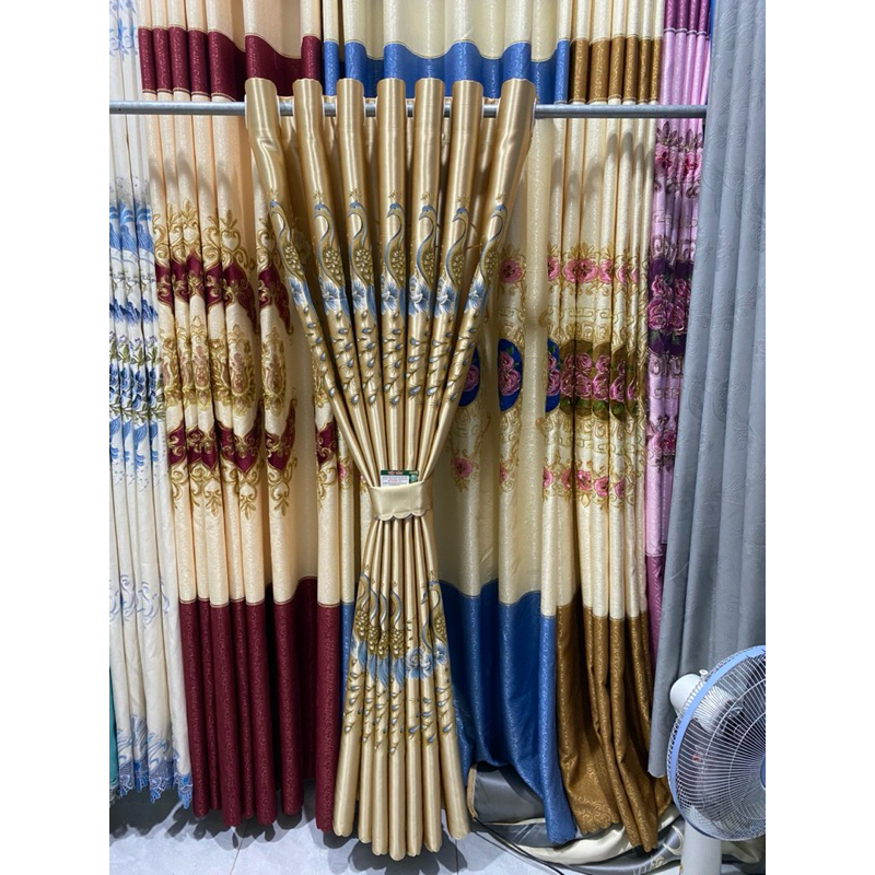 1 TẤM GẤM  3D MÀU VÀNG CON CÔNG  CHƯA CÓ CÂY TREO - TREO 1 TẤM MUA 1 TẤM _TREO 2 TẤM MUA 2 TẤM RÈM CỬA VIỆT HÀN