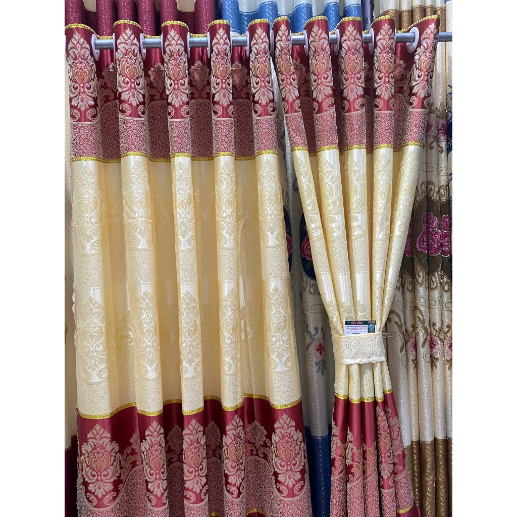 Gấm hoa văn màu đỏ đô phối nên kem vàng giá của 1 Tam rèm căng thẳng ( chưa bao gồm thanh treo) cản nắng 70%