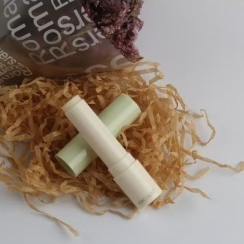 Son dưỡng gấc dưỡng dừa Escoco chống nứt mẻ và làm mềm môi, với chiết xuất từ 100% từ dầu gấc và dầu dừa thiên nhiên