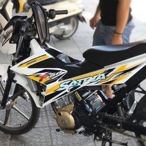Tem rời cao cấp dán xe Raider FI màu trắng, phối màu vàng cá tính. Decal không bay màu