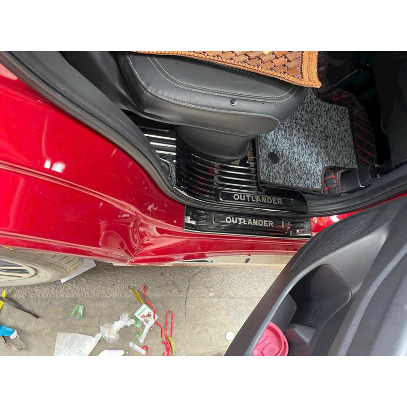 Ốp bậc cửa xe Mitsubishi Outlander, nẹp bước chân Outlander 2021-2023, Chất liệu Carbon cao cấp