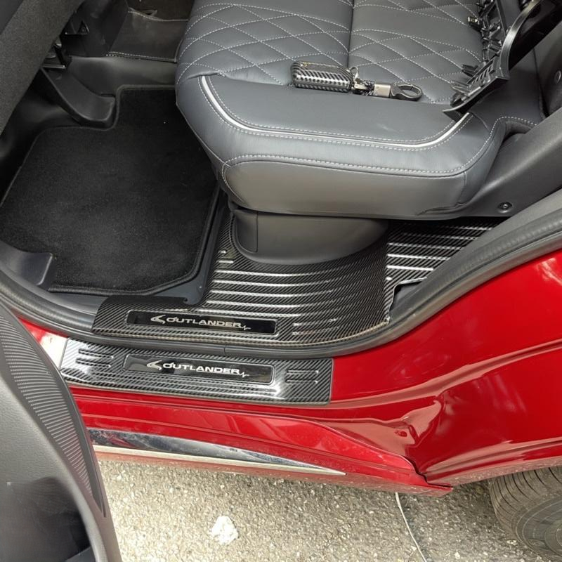 Ốp bậc cửa xe Mitsubishi Outlander, nẹp bước chân Outlander 2021-2023, Chất liệu Carbon cao cấp