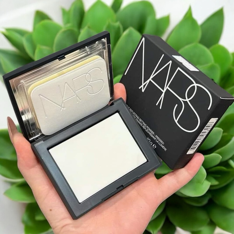 Phấn phủ nén Nars thuỷ tinh (Nars Light Reflecting Setting Powder)-có lớp nhũ nhẹ giúp kiềm dầu, nhẹ nhàng bắt sáng.