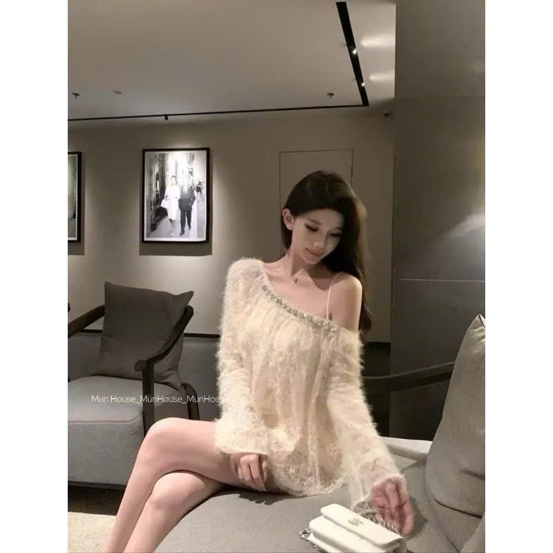 Váy Đầm Lệch Vai Phối Lông Vũ Viền Đá Dáng Suông Giấu Quần, Váy Ren Lưới Thêu Hoa Trễ Vai Tiểu Thư - CHAMIE STUDIO