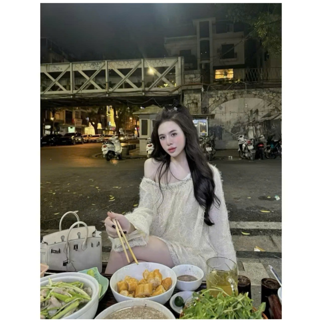 Váy Đầm Lệch Vai Phối Lông Vũ Viền Đá Dáng Suông Giấu Quần, Váy Ren Lưới Thêu Hoa Trễ Vai Tiểu Thư - CHAMIE STUDIO