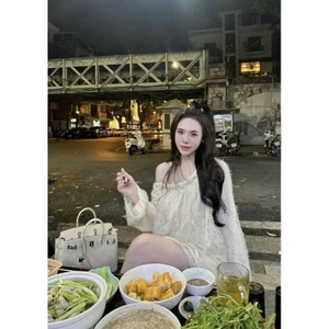 Váy Đầm Lệch Vai Phối Lông Vũ Viền Đá Dáng Suông Giấu Quần, Váy Ren Lưới Thêu Hoa Trễ Vai Tiểu Thư - CHAMIE STUDIO