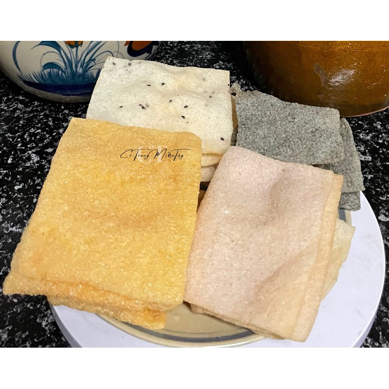 Bánh Phồng Tứ Vi Tôm Chuối Khoai Môn Mè Đen / Đặc Sản Năm Căn Cà Mau / Hộp 500g