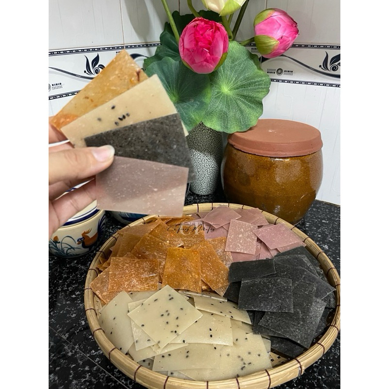 Bánh Phồng Tứ Vi Tôm Chuối Khoai Môn Mè Đen / Đặc Sản Năm Căn Cà Mau / Hộp 500g