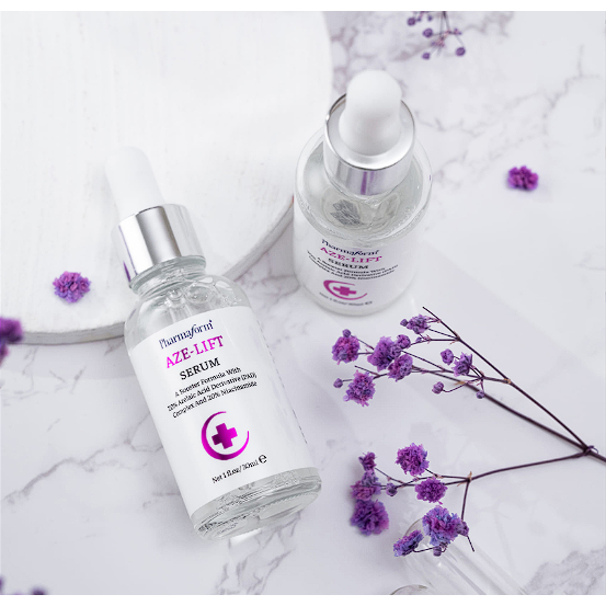 Serum&nbsp;AZE &ndash; LIFT SERUM&nbsp;của Pharmaform chứa 20% phức hợp Potassium Azeloyl Diglycinate (dẫn xuất của Azelaic Acid) v&agrave; 20% Niacinamide gi&uacute;p c&acirc;n bằng tiết dầu thừa, hỗ trợ thu nhỏ lỗ ch&acirc;n l&ocirc;ng v&agrave; giảm mụn trứng c&aacute;. PAD l&agrave; dẫn xuất c&oacute; đặc t&iacute;nh tương tự như Azelaic Acid nhưng &iacute;t t&aacute;c dụng kh&ocirc;ng mong muốn hơn, ph&ugrave; hợp với nhiều loại da đặc biệt l&agrave; da dầu.