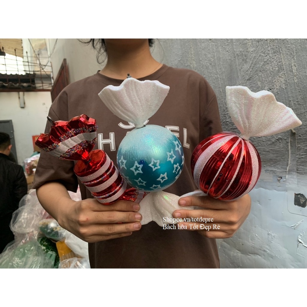1 chiếc kẹo cỡ lớn đẹp sang trọng trang trí treo cây thông Noel hoặc treo trang trí không gian Giáng Sinh