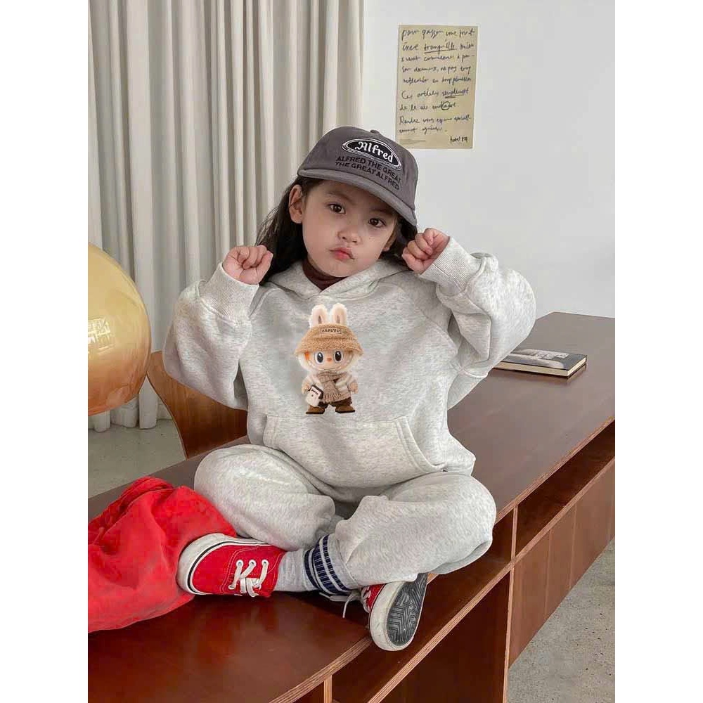 Bộ nỉ thu đông dài tay phối nón chất nỉ dày dặn cho bé gồm áo và quần dài in hình dễ thương SSL