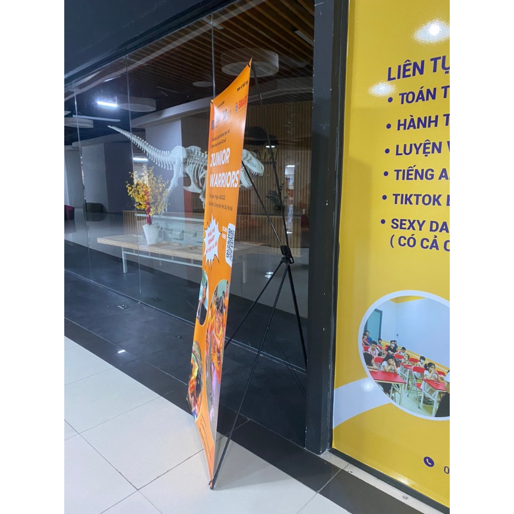 Chân Standee cuốn, chân X. Giá đỡ Standee loại thường/ loại xịn