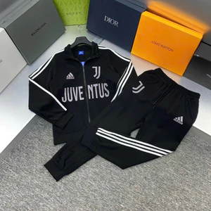 Bộ Quần Áo Bomber Juventus Logo Trước Ngực Phối 3 Sọc Tay Áo Chất Cao Cấp - Bộ Quần Áo Nam Nữ Phong Cách Hot Trend 2024