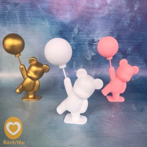 Gấu BearBrick trang trí bánh kem