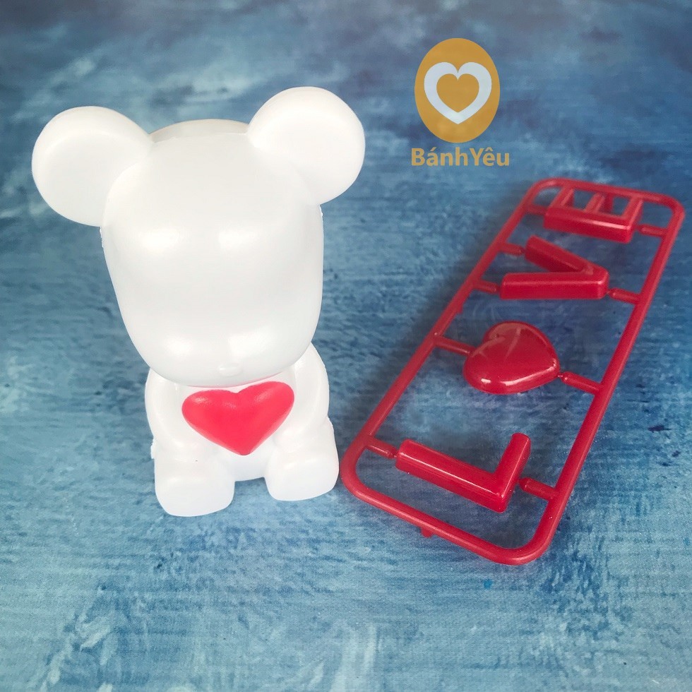 Gấu BearBrick trang trí bánh kem