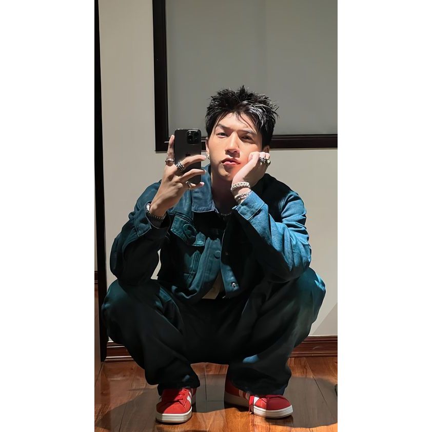 (VUÔNG) Móc khóa mica IN HÌNH HIEUTHUHAI in hình idol thần tượng vpop xinh xắn