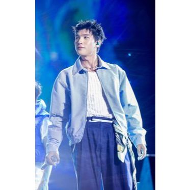 (VUÔNG) Móc khóa mica IN HÌNH HIEUTHUHAI in hình idol thần tượng vpop xinh xắn