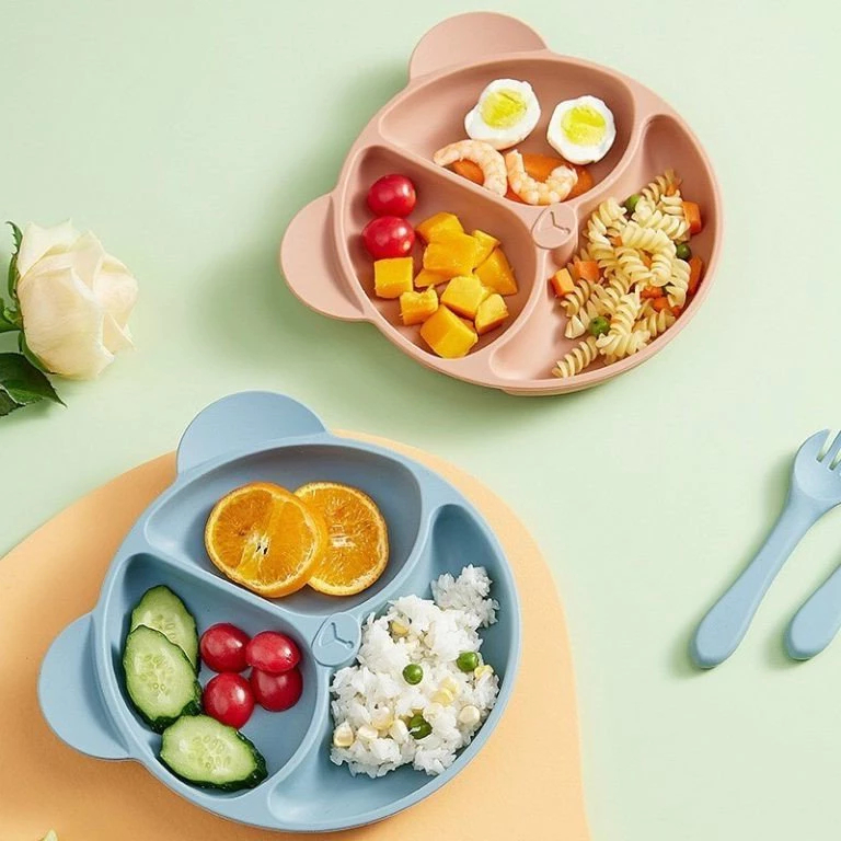 Ảnh Khay Ăn Dặm Silicon KidsWorld Có Đế Hít Chống Đổ Hình Gấu 3 Ngăn Cho Bé ăn dặm có thể tiệt trùng 2