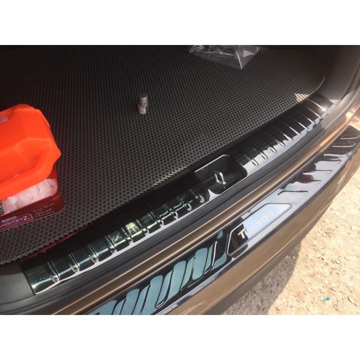Ốp trầy cốp xe Hyundai Tucson 2016-2021, chống xước cốp Tucson chất liệu Titan cao cấp ( trong và ngoài)