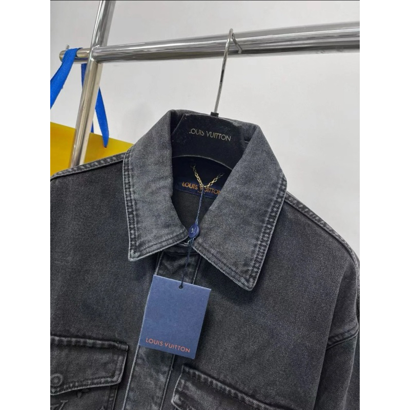 ⚡️[Hight Quality] Áo Khoác Lu1s Vu11on Carpenter Denim Jacket - Điểm Nhấn Logo Nổi Phối Túi Jacket Jeans Street Wear