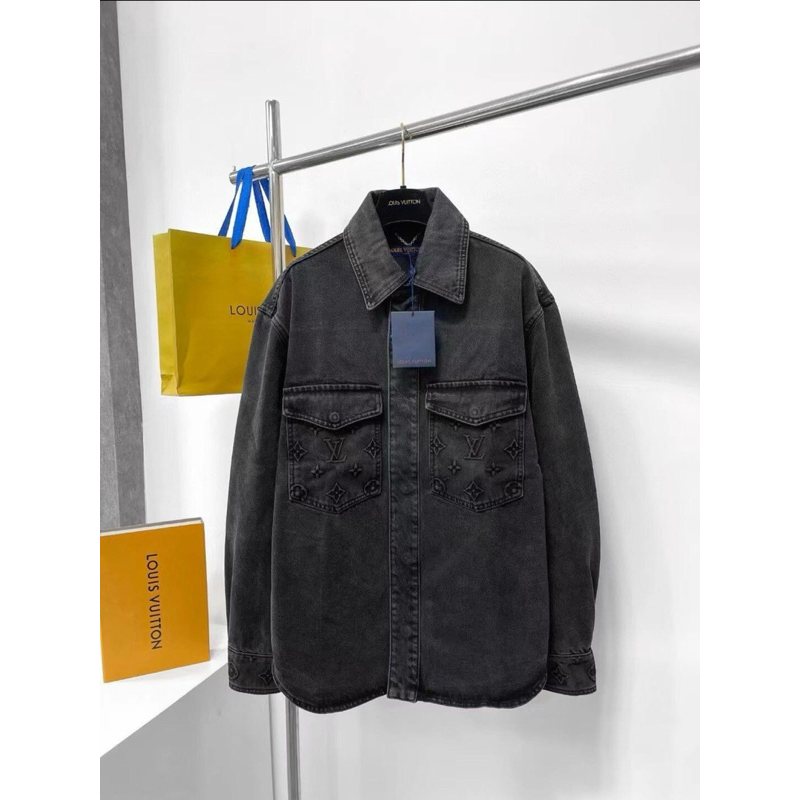 ⚡️[Hight Quality] Áo Khoác Lu1s Vu11on Carpenter Denim Jacket - Điểm Nhấn Logo Nổi Phối Túi Jacket Jeans Street Wear