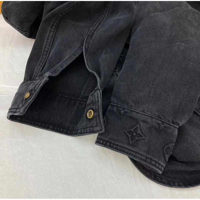 ⚡️[Hight Quality] Áo Khoác Lu1s Vu11on Carpenter Denim Jacket - Điểm Nhấn Logo Nổi Phối Túi Jacket Jeans Street Wear