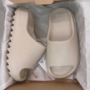 Dép YZ Nhám đế cao 4.5Cm Bản Cao Cấp - Dép Bánh Mì Quai Ngang Yz Slide Vân Nhám Đế Răng Cưa Cao 5CM