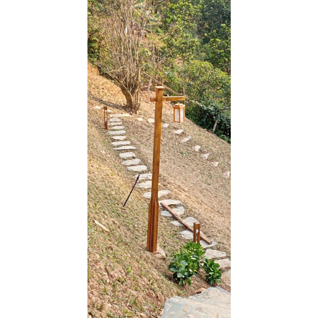 đèn cột gỗ trang trí sân vườn nhà hàng ,quán cafe,đeng ngoại thất.