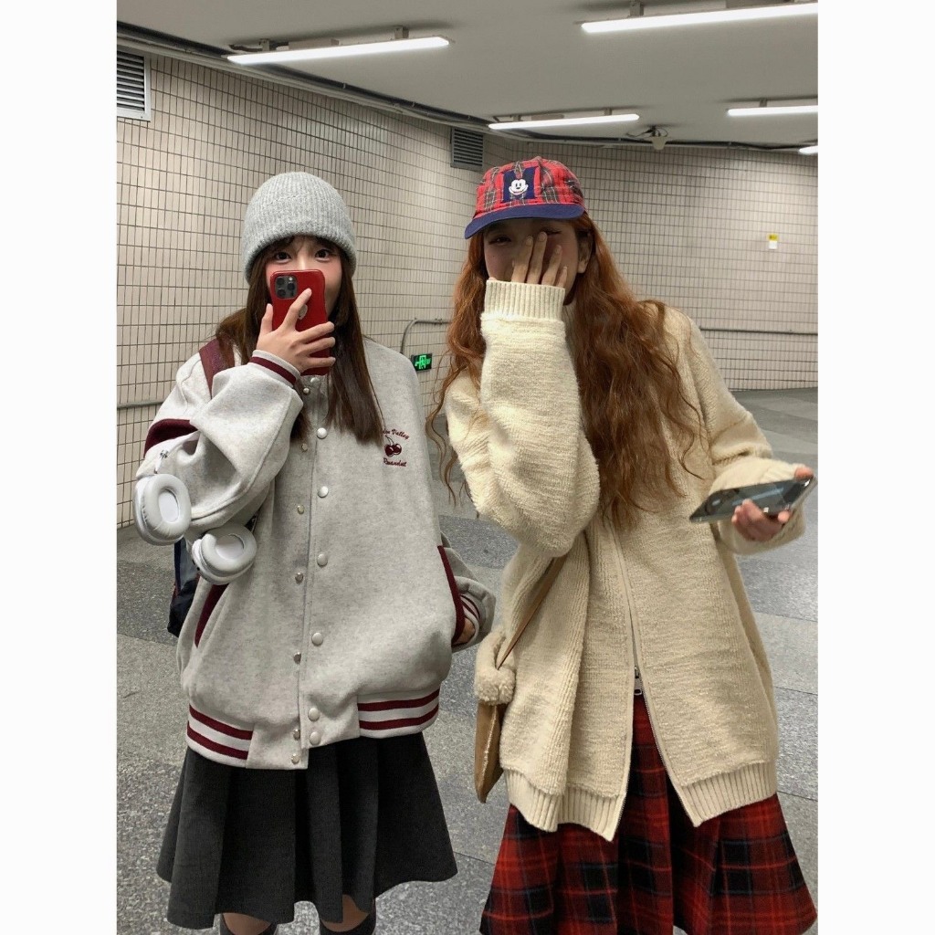 (SẴN)Áo khoác varsity jacket unisex màu ghi trơn viền đỏ họa tiết quả cherry khuy bấm dày dặn bóng chày AK001 - Tiktik