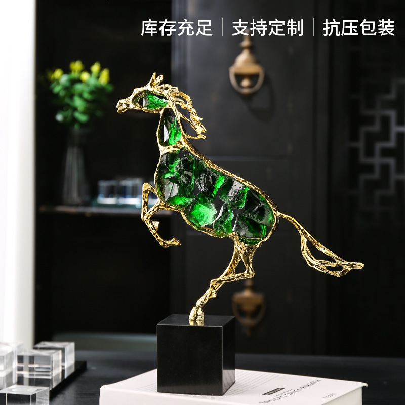 Tượng ngựa phi mạ vàng  đá thạch anh trang trí nhà cửa, phòng làm việc, quà tặng