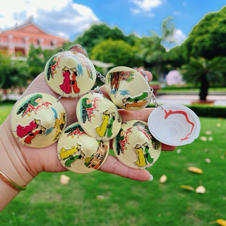 Móc khóa nón lá Vàng hình địa danh -( 3 vị trí có có cô gái)
