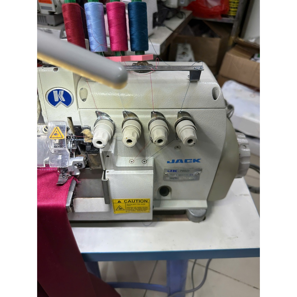 Máy Vắt Sổ Liền Trục Jack JK-798 – Máy May Công Nghiệp Chính Hãng, Kèm Mảnh Bàn, Chạy Êm, Bền Bỉ, Hiệu Suất Cao