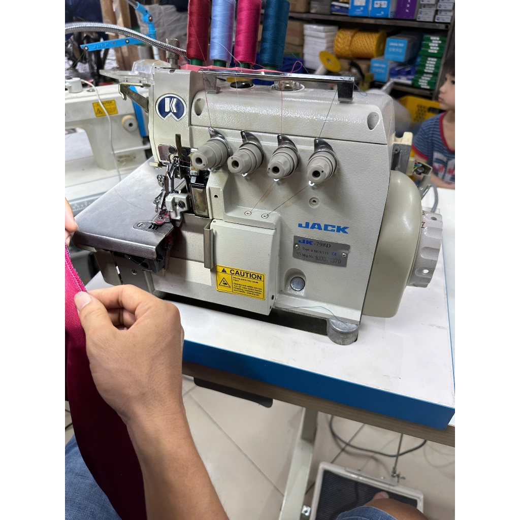Máy Vắt Sổ Liền Trục Jack JK-798 – Máy May Công Nghiệp Chính Hãng, Kèm Mảnh Bàn, Chạy Êm, Bền Bỉ, Hiệu Suất Cao