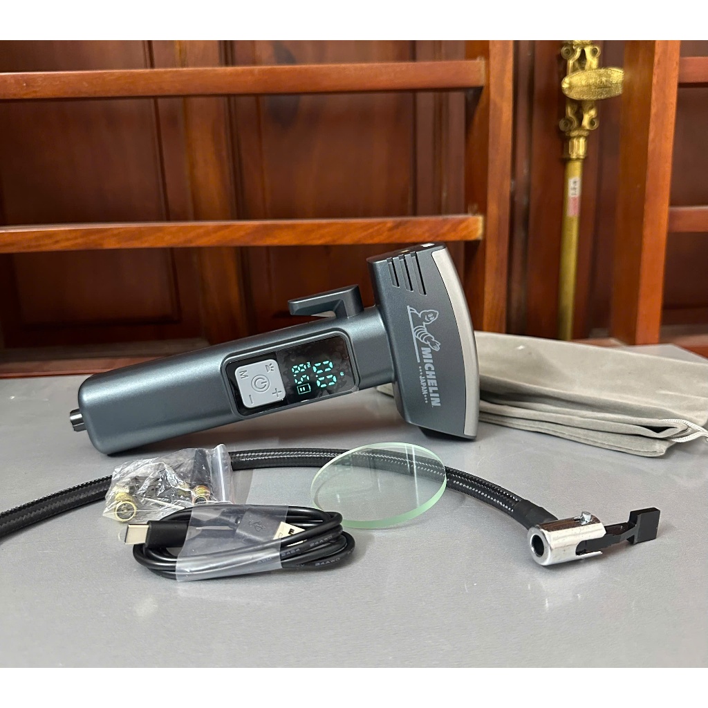 Bơm Xe Dùng Pin Michelin - Japan Công suất7.4V , Dung Lượng Pin 4000mah.