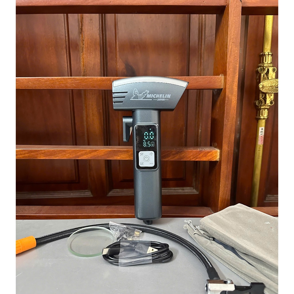 Bơm Xe Dùng Pin Michelin - Japan Công suất7.4V , Dung Lượng Pin 4000mah.