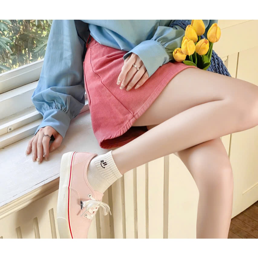Vớ Tất Nữ chữ MIN cổ lửng phong cách trẻ trung, năng động.