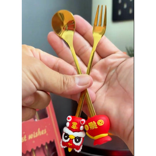Set 1 hộp 4 loại gồm 2 nĩa và 2 muông vàng  inox họa tiết têt  mới nhất - PhụKiệnBànĂn