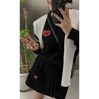 Set Bộ Nỉ Nữ Thu Đông CHEPOL Cổ Tròn, In Tim ( Áo Sweater Đen + Chân Váy Đen ) Chất Nỉ Chân Cua Cao Cấp, Dày Dặn- CPN220