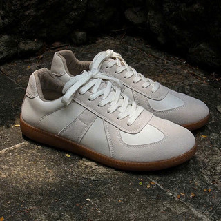Sneaker trắng