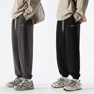 Quần jogger chất vải nỉ cotton 𝑫𝒂̀𝒚 𝒅𝒂̣̆𝒏 - 𝑲𝒉𝒐̂𝒏𝒈 𝒙𝒖̀, quần thể thao logo chữ thêu ống rộng dáng suông Unisex