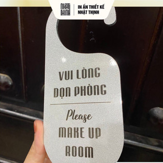BẢNG YÊU CẦU DỌN PHÒNG KHÁCH SẠN • MÓC TREO TAY NẮM CỬA HOTEL SONG NGỮ • ALU NHŨ BẠC [B02]