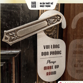 BẢNG YÊU CẦU DỌN PHÒNG KHÁCH SẠN • MÓC TREO TAY NẮM CỬA HOTEL SONG NGỮ • ALU NHŨ BẠC [B02]