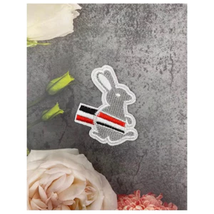 sticker thêu là ủi thỏ xám kẻ sọc