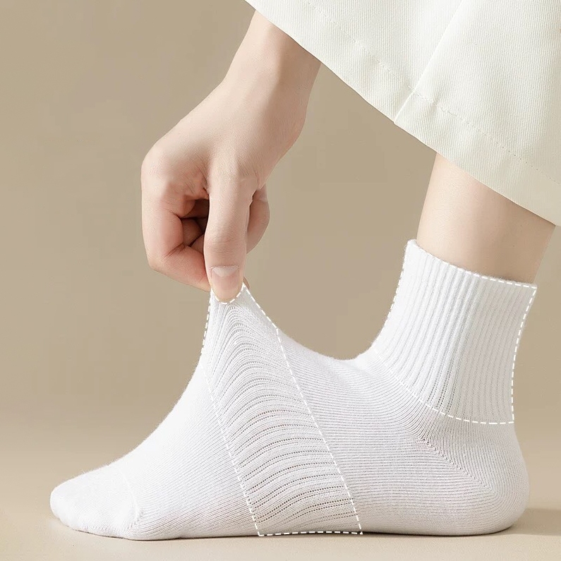Tất vớ nam nữ cổ lửng trắng đen basic, chất liệu cotton co giãn 4 chiều - Ekiu Shop