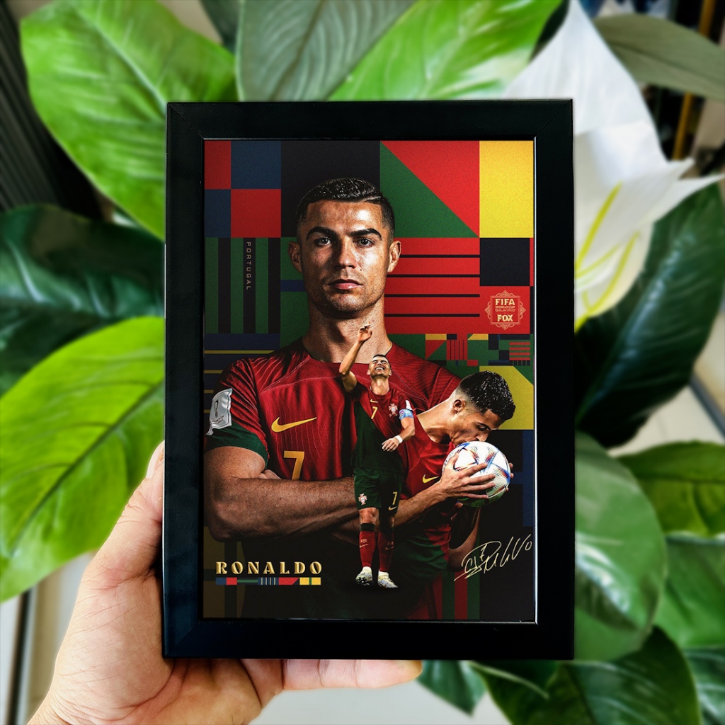Poster Tranh Ảnh Để Bàn Cầu Thủ Bóng Đá Cristiano Ronaldo (CR7) Decor Không Gian Làm Việc, Quà Tặng (Có Thể Treo)
