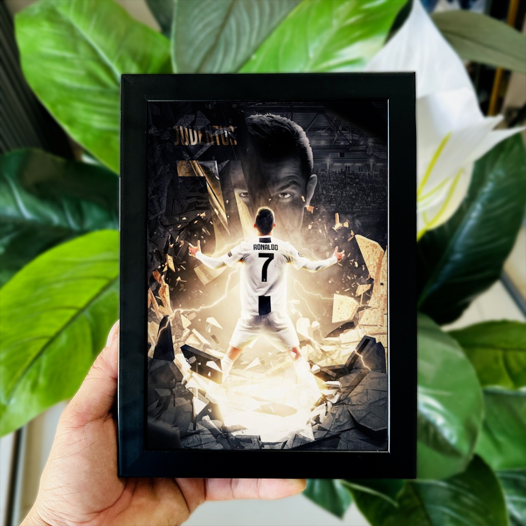Poster Tranh Ảnh Để Bàn Cầu Thủ Bóng Đá Cristiano Ronaldo (CR7) Decor Không Gian Làm Việc, Quà Tặng (Có Thể Treo)